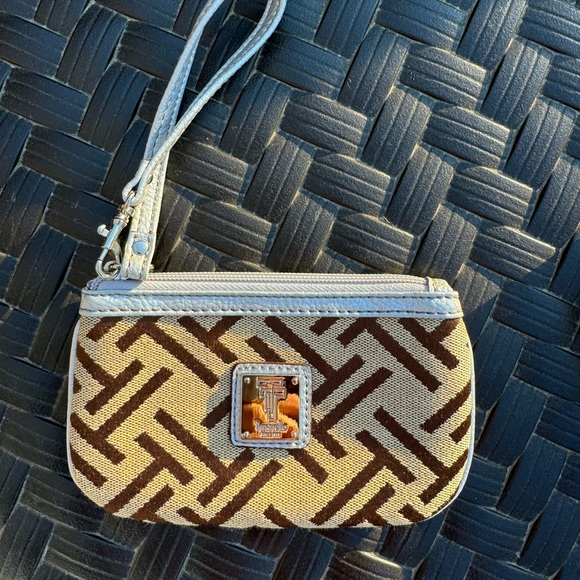 Tignanello Wristlet Tan Brown Zipper Zipper 6inches - Picture 2 of 5